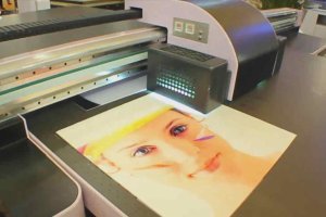怎样选择UV平板喷绘加工广告公司