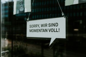 怎样通过LOGO墙设计增强员工归属感