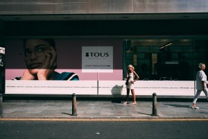 公司怎样使用LOGO墙提升员工的团队相助精神